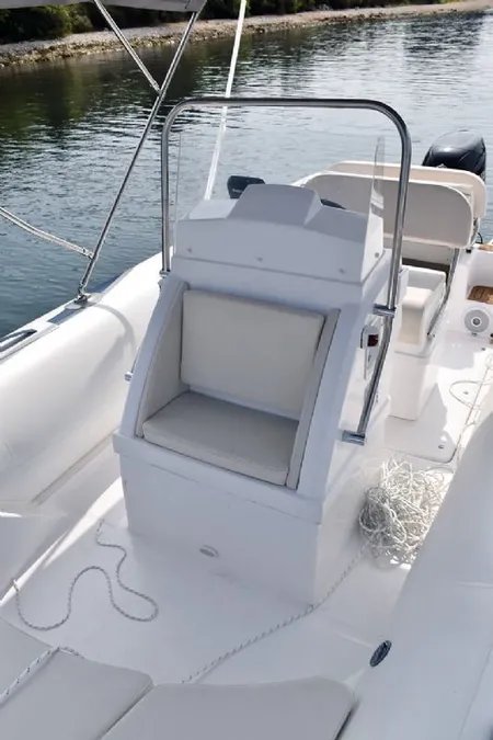 Tiger Marine ProLine 620 deck and seating
