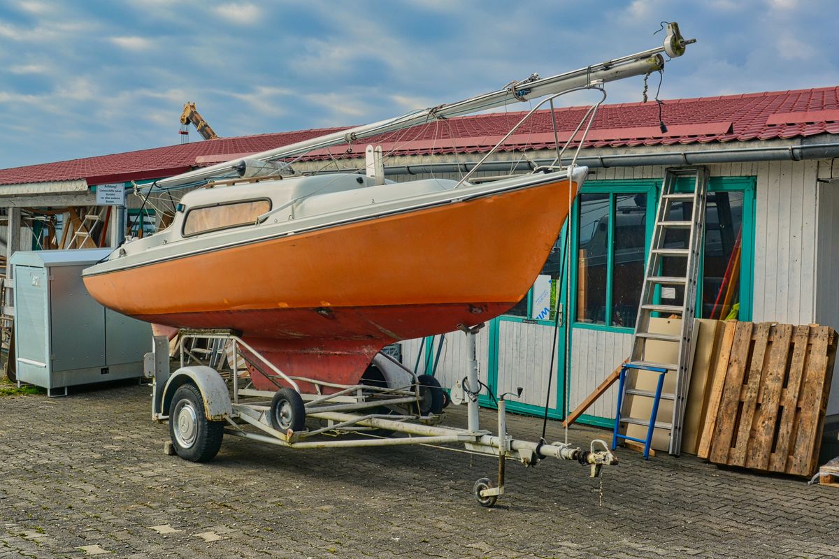 Cleaning and maintaining a boat hull